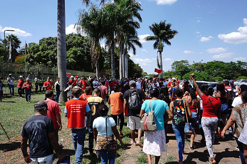 Cerca de 300 pessoas, majoritariamente militantes pró-Maduro, zelam pela embaixada do lado de fora desde a manhã desta quarta