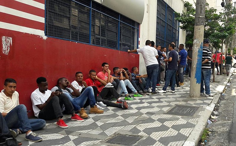Fila de desemprego comum de ser vista ao longo do primeiro ano de governo Bolsonaro