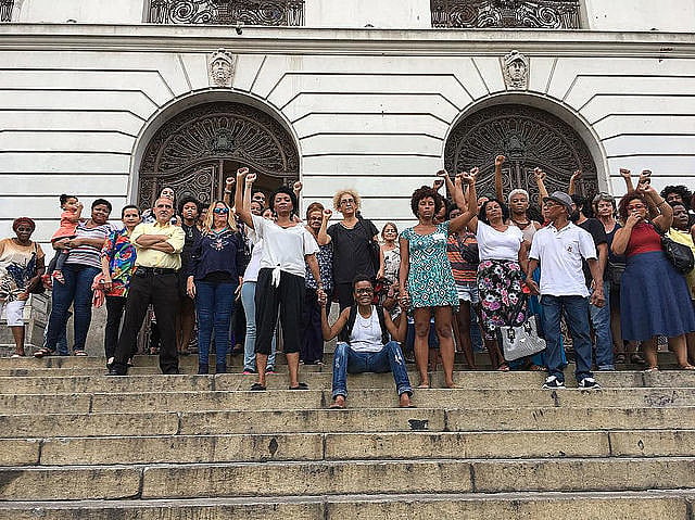 Após ter o espetáculo cancelado em cima da hora, roteirista, diretora, atriz e espectadoras protestam nos degraus da Câmara Municipal