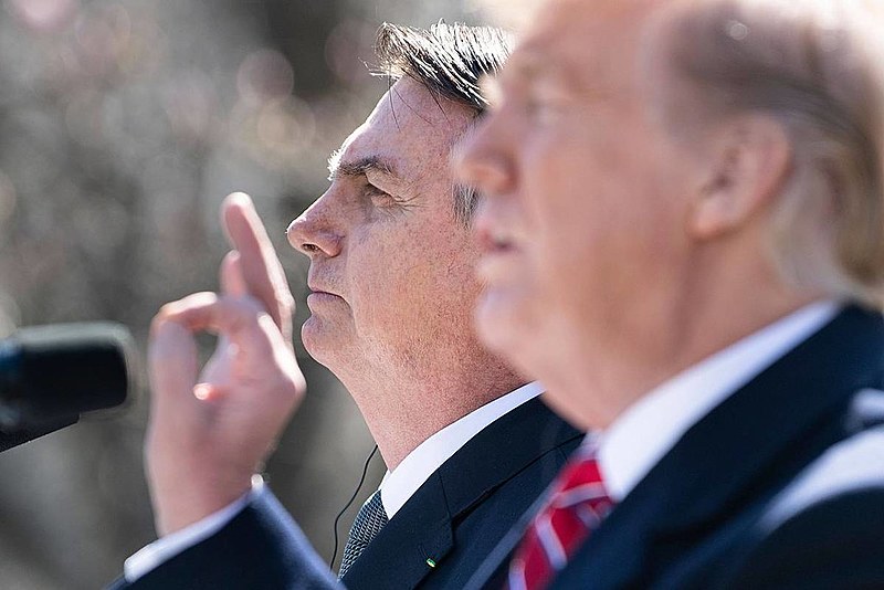 Para ironizar submissão de Bolsonaro a Trump, vários memes utilizam como anedota as relações afetivas/sexuais