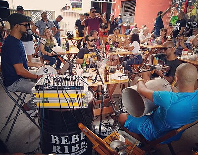 O samba começa ao meio dia, na área nova do mercado