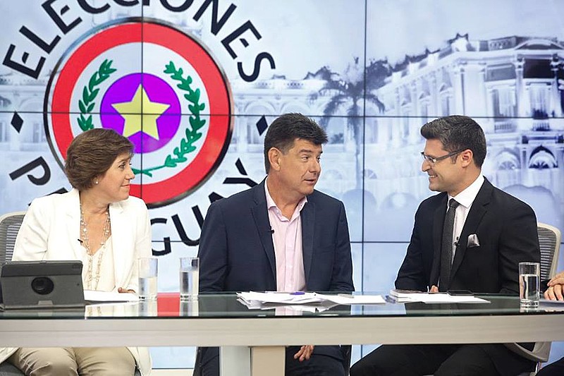 Efrain Alegre (ao centro) teve 42,7% dos votos contra 46,47 de Mário Abdo, do Partido Colorado