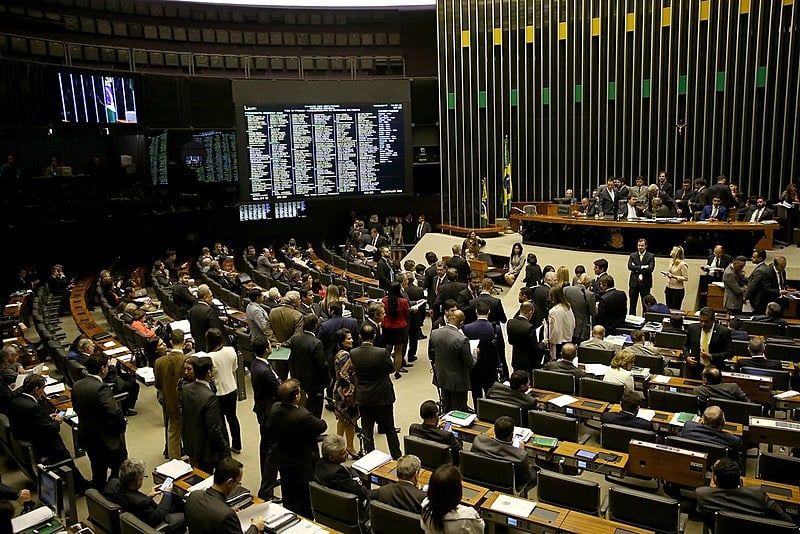 Plenário inicia votação da Proposta de Emenda à Constituição (PEC) 77/03, que trata de reforma política