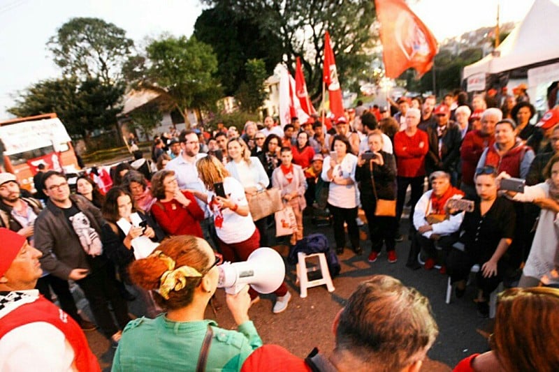 Aula pública aconteceu com manifestantes que fazem cotidianamente a Vigília Lula Livre, em frente à Policia Federal