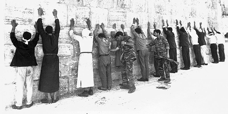 Soldados israelenses procuram prisioneiros jordanianos durante operação de limpeza em Jerusalém, em 1967