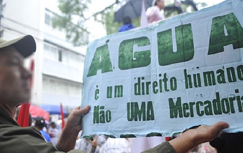Direito humano, conforme estabelecido pela ONU, a água está no centro de disputas pelo setor privado