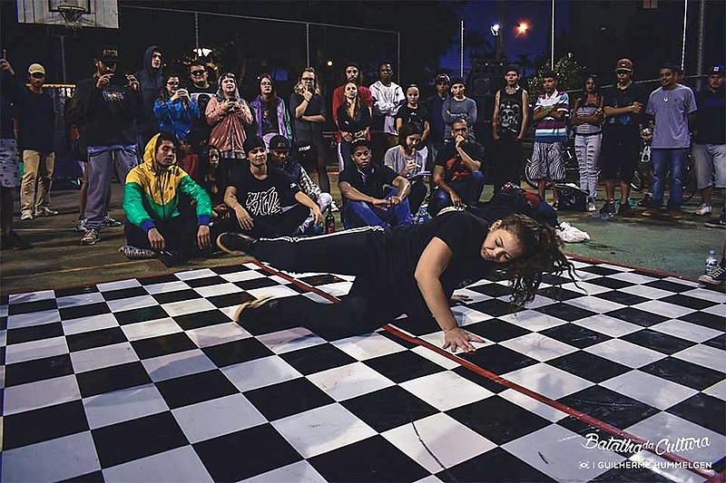 O evento nasceu em outubro de 2011, no gramado do Museu Oscar Niemeyer (MON), e já rodou bastante: praça, pistas de skate e teatros