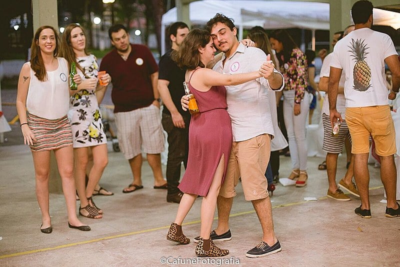 O casal pé de valsa gosta de dançar agarradinho e já criou coreografia para canção de Kelvis Duran