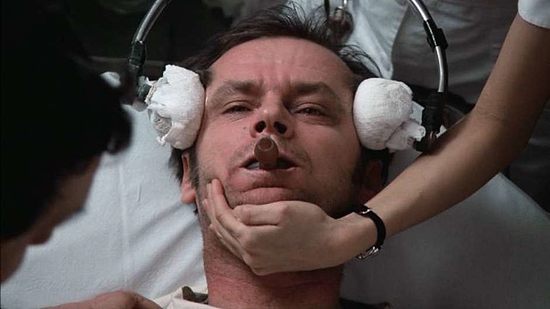 No filme "Um estranho no ninho", o personagem vivido por Jack Nicholson é submetido a eletrochoques no hospício