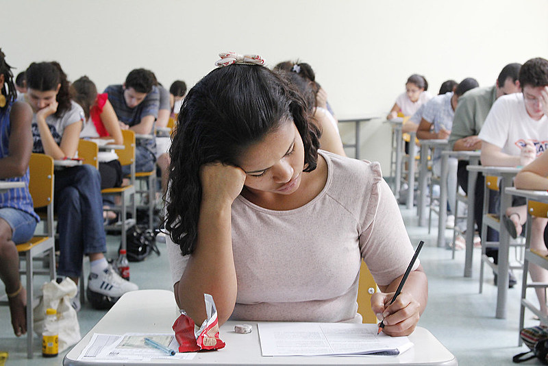 Milhares de estudantes aguardam na lista de espera.