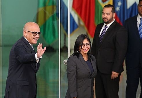 Ministro Jorge Rodríguez e a presidenta da Assembleia Nacional Constituinte, Delcy Rodríguez comemoram resultado
