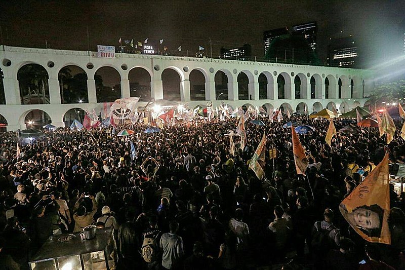 Freixo discursou para uma multidão que o aguardava nos Arcos da Lapa, neste domingo (2).