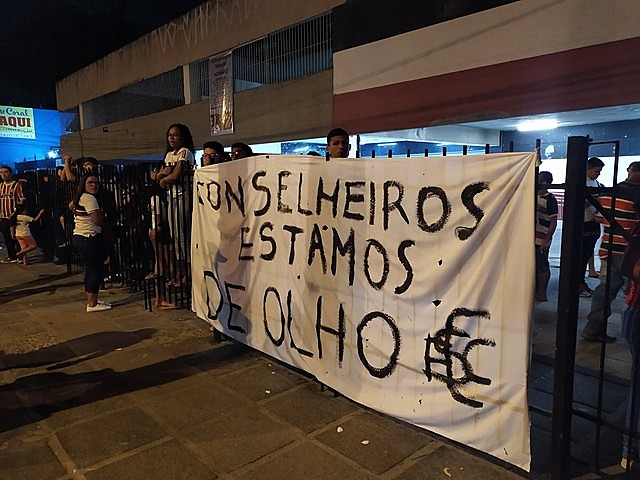 Centenas de torcedores corais foram para a frente do Arruda pressionar os conselheiros que se mostraram contra a reforma estatutária