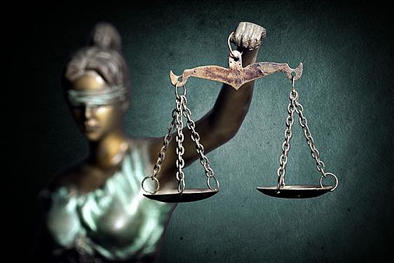 Pensando com o olhar de Kafka, Justiça e Democracia se abraçam e se confundem na perspectiva de punir os não-iguais