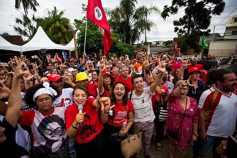 Vigília Lula Livre resiste há 264 dias em frente à Polícia Federal, onde Lula está preso, em Curitiba