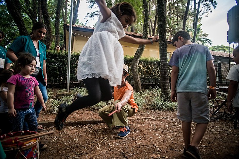 Crianças brincam de roda durante atividades da Ciranda Infantil