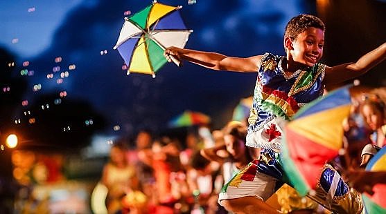 Na música, a tradição na folia de momo preserva manifestações culturais datadas do período colonial