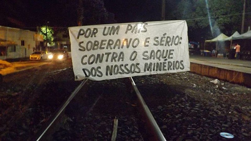 Na cidade, a poluição do ar causada pela mineradora  é chamada de "cheiro de barata"