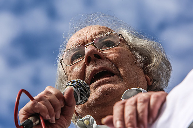 "Os golpes querem acelerar as privatizações das empresas estatais e outras, por controle sobre os movimentos sociais. São mecanismos repressivos. Então, onde fica a decisão de um povo frente a isso? Eu sou sempre um ‘pessimista esperançoso’, porque acredito que quando os povos se unem e se põem de pé, eles podem modificar isso", garante Pérez Esquivel