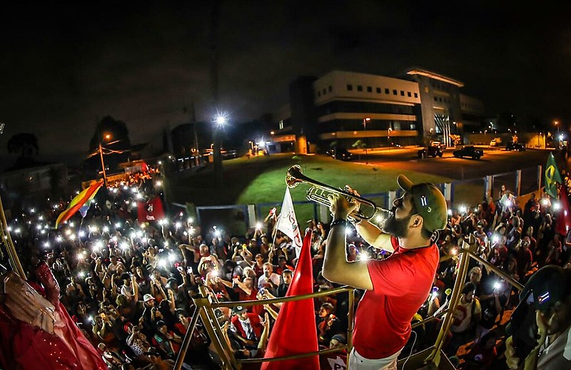 Mais de 2 mil pessoas de diferentes partes do Brasil vieram até Curitiba para passar a virada de ano próximas ao ex-presidente Lula