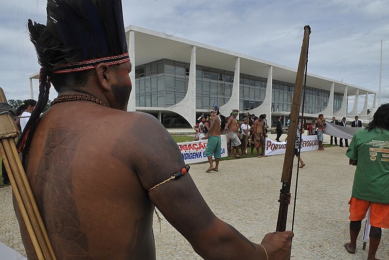 Indígenas protestam em frente ao Supremo Tribunal Federal