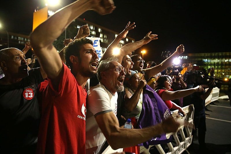 Manifestantes protestam contra o impeachment em Brasília em noite de votação do Senado
