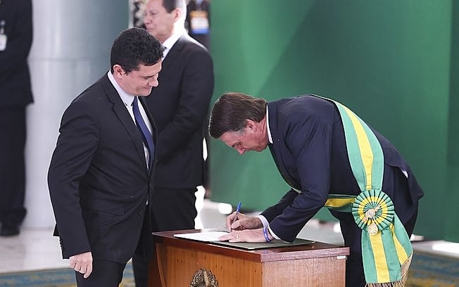 Juiz que condenou Lula, Moro (esq.) tornou-se ministro de Bolsonaro (dir.)