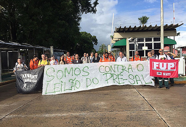 Petroleros protestan contra entrega del pre sal a las multinacionales