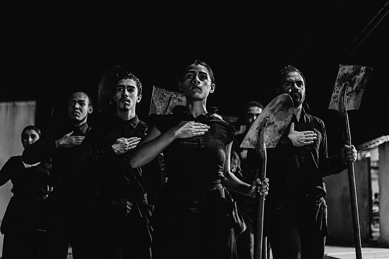 O espetáculo tem uma performance que simboliza a dor da perda e do desaparecimento misturada a relatos de militantes contra a ditadura