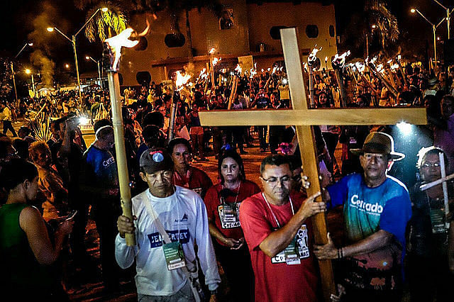 Los romeriantes encendieron antorchas en memoria de las víctimas asesinadas en conflictos por tierras en la zona rural