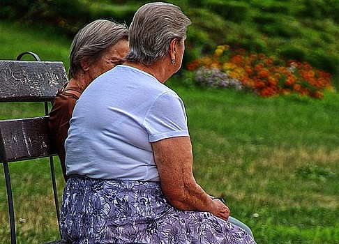 Idosas conversam ao ar livre