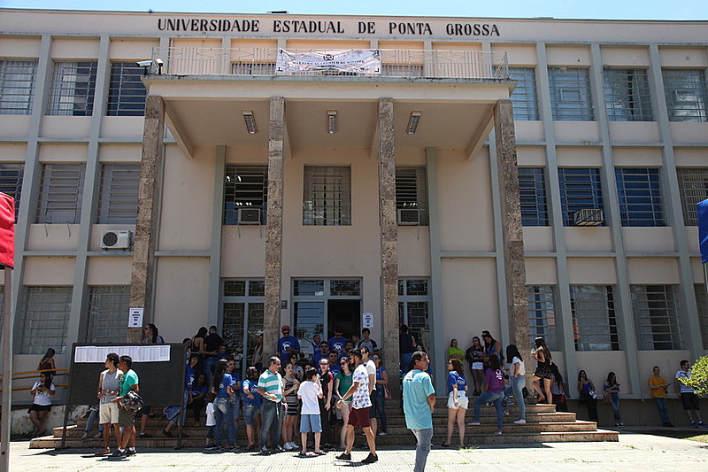 É importante que a atual administração assegure transparência na informação, mas é preciso defender a Universidade Pública