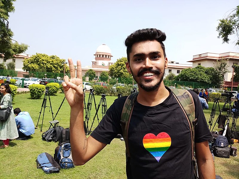 Militante LGBT em frente à Suprema Corte indiana