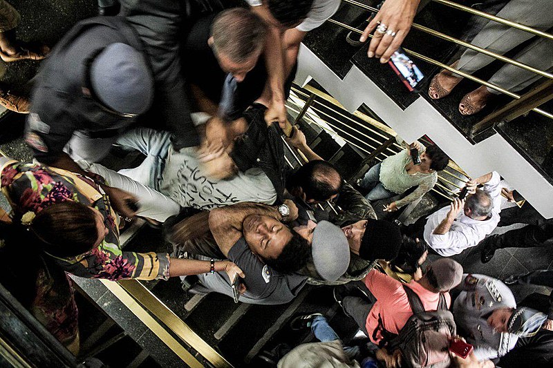 Estudantes sendo atacados pela PM nesta quarta (14)