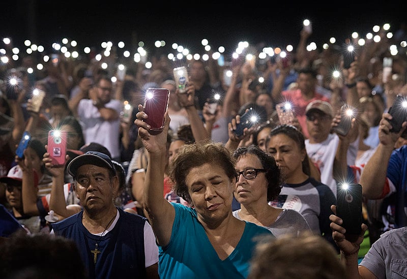 Vigília de familiares e amigos de vítimas de atentado terrorista em Walmart de El Paso, Texas