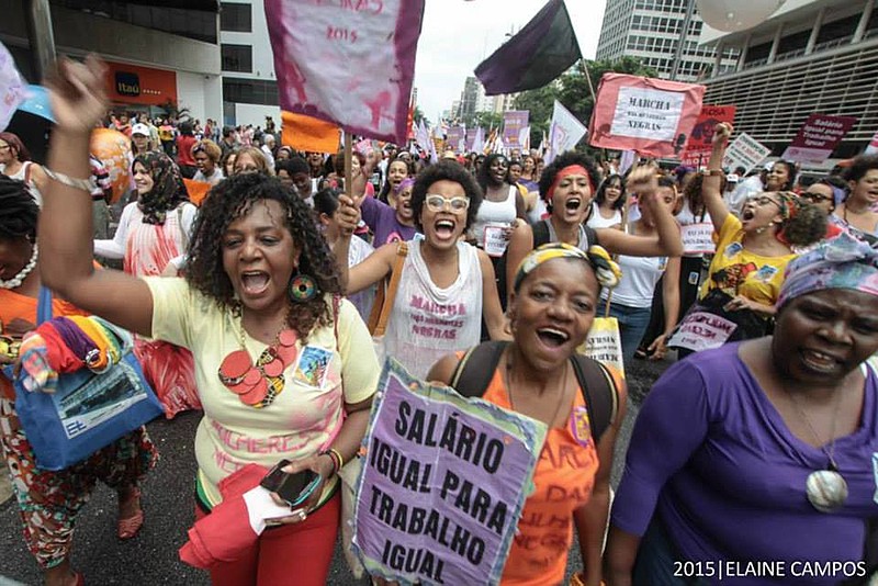 Mulheres negras durante ato de 8 de março em São Paulo