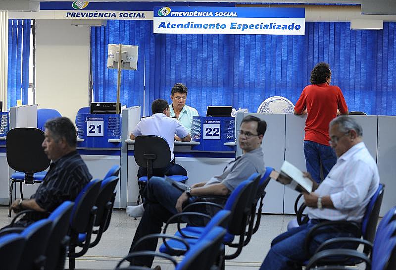 Cenário de caos nas contas da Previdência, pintado por Guedes e Bolsonaro, não condiz com as projeções dos governos anteriores