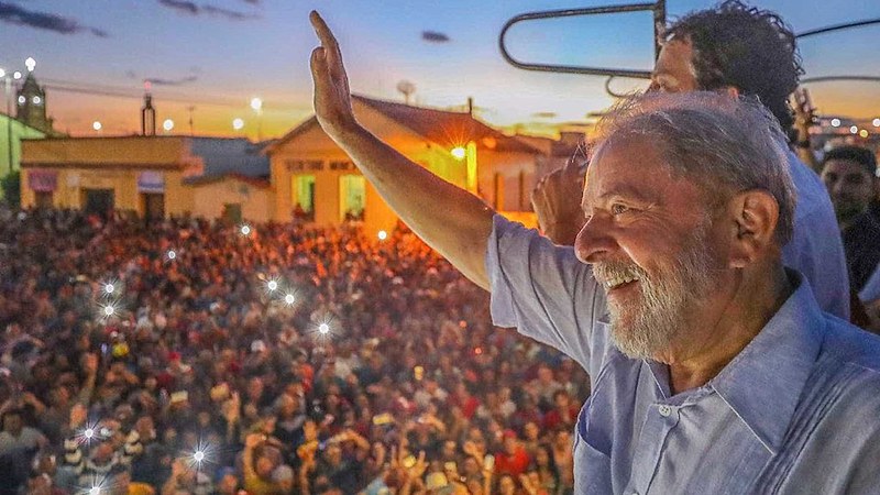 Lula acena para multidão durante a Caravana pelo Nordeste do país