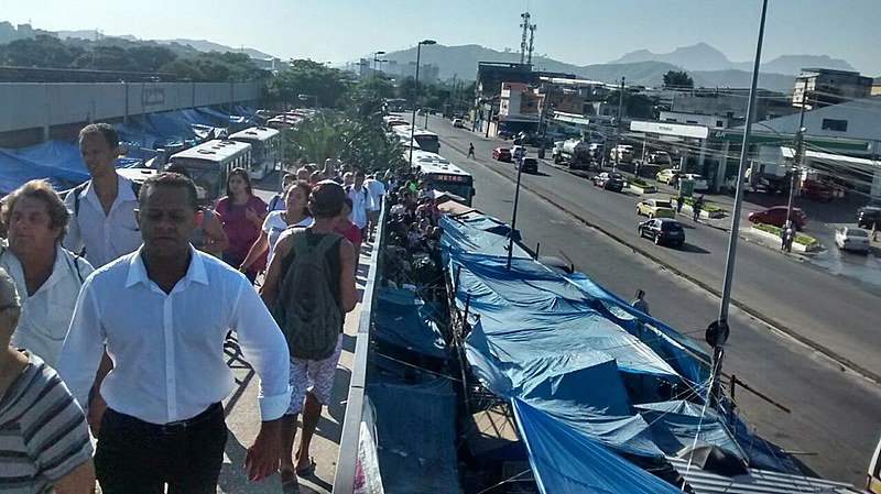 Passarela de Coelho Neto não comporta fluxo de pedestres