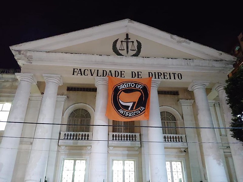 Bandeira antifascista está na fachada do prédio da faculdade de Direito da UFF