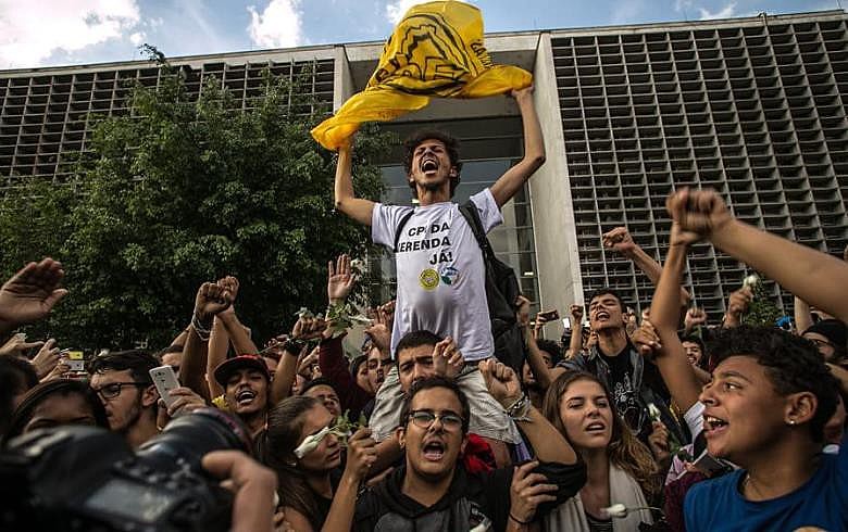 studantes desocupam assembleia legislativa após decisão judicial; "Apenas começamos", disseram em carta