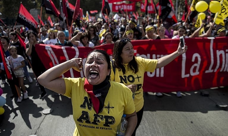 Desde 2015, chilenos tomam as ruas contra modelo privado de aposentadoria; na foto, manifestação em Santiago em março de 2017