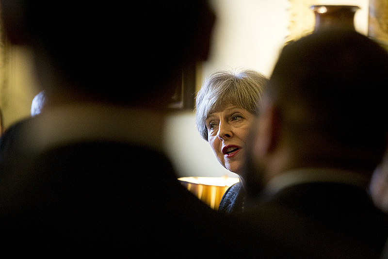 Com diferença apertada, o Parlamento britânico decidiu votou pela permanência de Theresa May no cargo de primeira-ministra