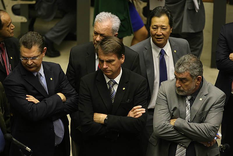 Jair Bolsonaro acompanha votação na Câmara ao lado de ouros parlamentares