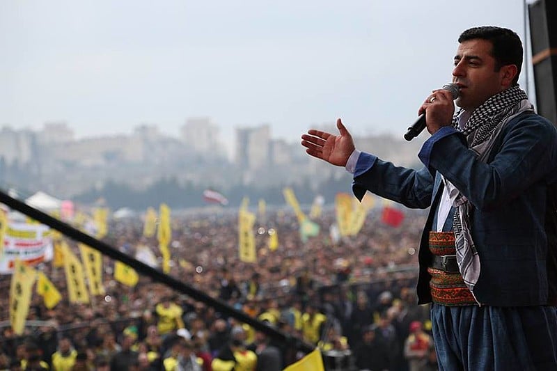 Selahattin Demirtaş, do HDP, fala em manifestação pelos direitos do povo curdo, antes de sua prisão