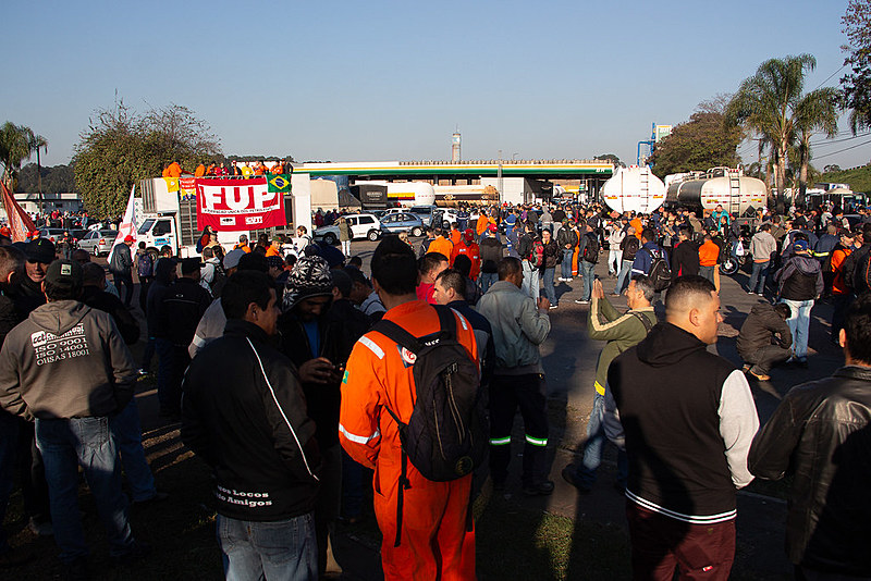 Os trabalhadores da Fafen PR estão em estado de greve e nesta terça (17) um protesto aconteceu em frente a fábrica