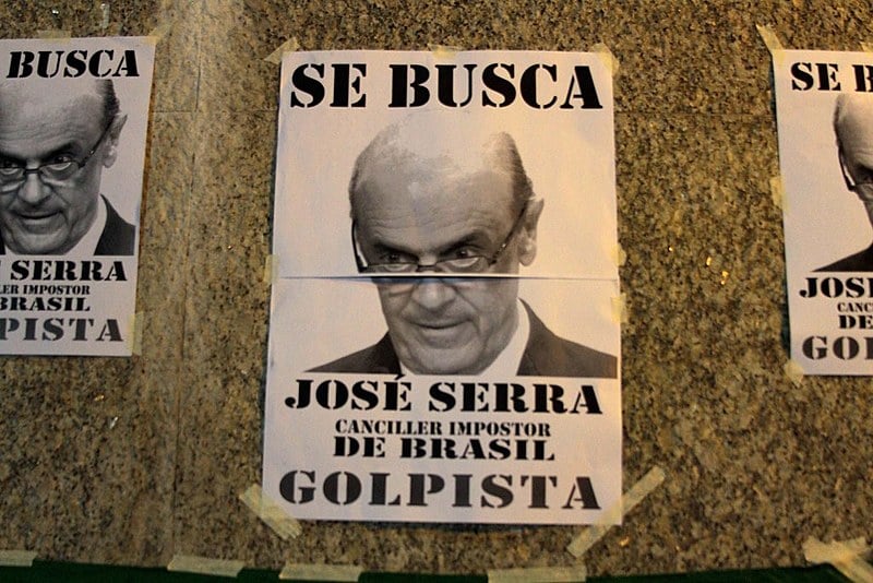 Os manifestantes também colaram cartazes pelas imediações da embaixada