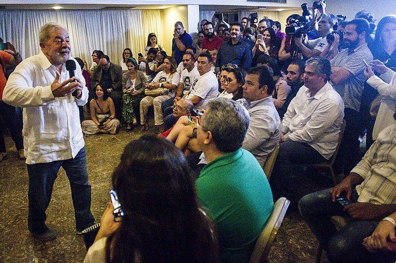 Cerca de 40 médicas e médicos participaram de reunião com o ex-presidente durante sua passagem por Recife (PE), na Caravana Lula pelo Brasil