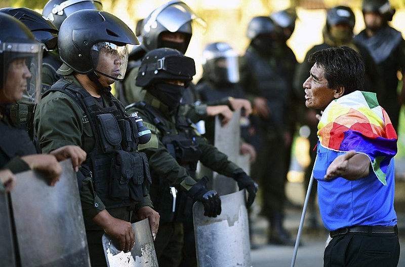 Apoiador do presidente Evo Morales diante de policiais durante manifestação em Cochabamba, no dia 18 de novembro de 2019