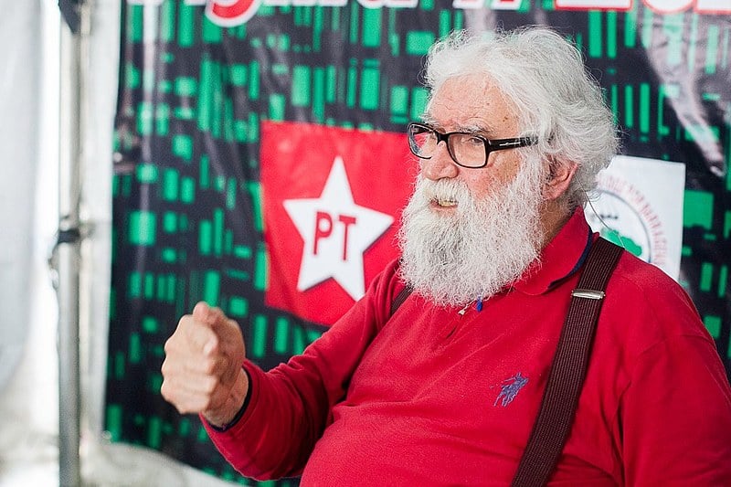 Leonardo Boff conversa com militantes na Vigília Lula Livre, que completa 220 dias de resistência à prisão política do Lula. Curitiba